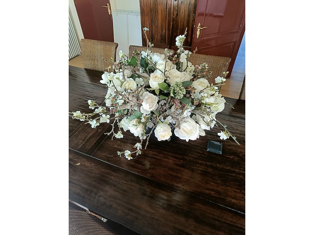Zwarte vaas met witte zijden bloemen - afbeelding 1 van  2
