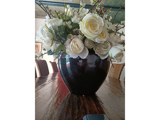 Zwarte vaas met witte zijden bloemen - afbeelding 2 van  2