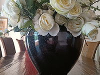 Zwarte vaas met witte zijden bloemen - afbeelding 2 van  2