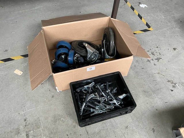 Zwenkwielen en stroomklemmen - afbeelding 1 van  2